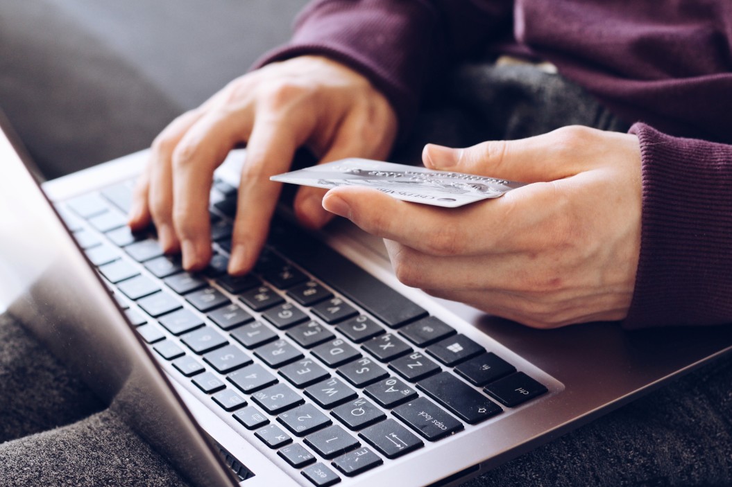 persoon met laptop en credit card
