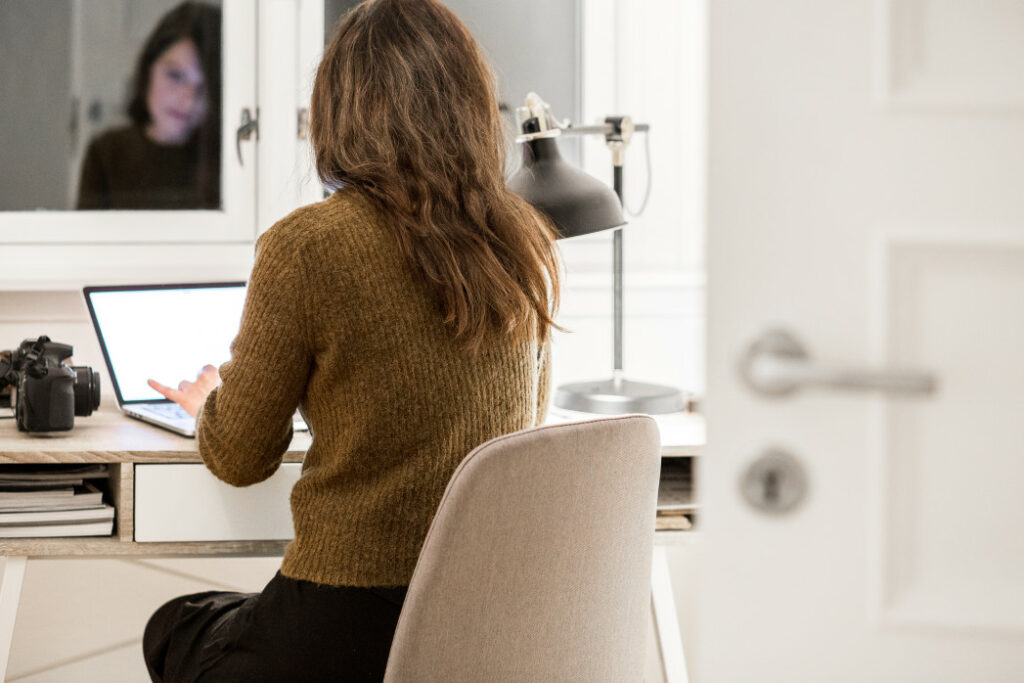 thuiswerk vrouw laptop